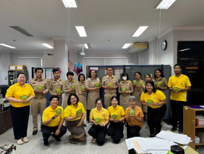 ร่วมกันทำกิจกรรมเปิดกระปุกออมสินและนับเงินจากกระปุกออมสิน ... พารามิเตอร์รูปภาพ 1