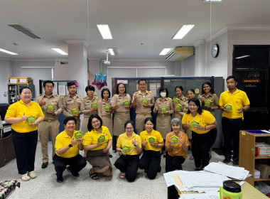 ร่วมกันทำกิจกรรมเปิดกระปุกออมสินและนับเงินจากกระปุกออมสิน ... พารามิเตอร์รูปภาพ 1