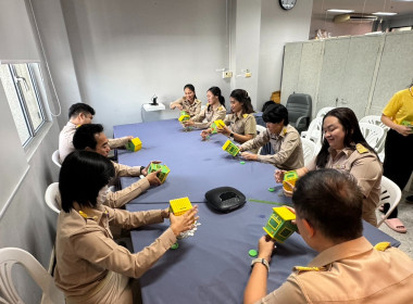 ร่วมกันทำกิจกรรมเปิดกระปุกออมสินและนับเงินจากกระปุกออมสิน ... พารามิเตอร์รูปภาพ 5