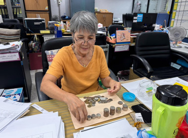 ร่วมกันทำกิจกรรมเปิดกระปุกออมสินและนับเงินจากกระปุกออมสิน ... พารามิเตอร์รูปภาพ 11