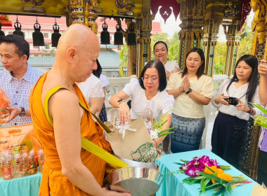 เข้าร่วมพิธีเจริญพระพุทธมนต์ ทำบุญตักบาตรข้าวสารอาหารแห้ง ... พารามิเตอร์รูปภาพ 3