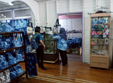 เข้าตรวจเยี่ยมกลุ่มอาชีพสหกรณ์ศิลปะประดิษฐ์เกาะเกร็ด พารามิเตอร์รูปภาพ 4