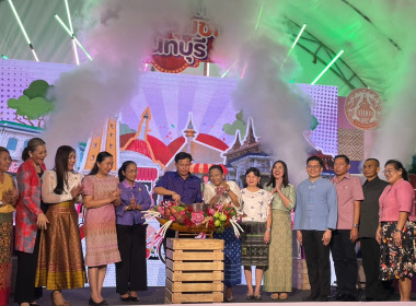 เข้าร่วมพิธีเปิดงานโครงการถนนคนเดินเที่ยวเพลินช้อปผลิตภัณฑ์ชุมชน ชิมผลไม้เมืองนนท์ ภายใต้ชื่องาน &quot;ถนนคนเดิน วิถีชีวิตชุมชนนนทบุรี&quot; ... พารามิเตอร์รูปภาพ 1