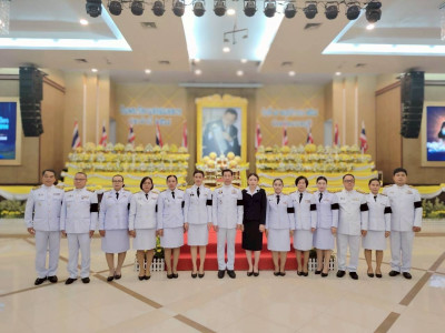 เข้าร่วมพิธีวางพานพุ่มดอกไม้สดถวายราชสักการะ ... พารามิเตอร์รูปภาพ 1