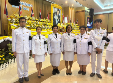 เข้าร่วมพิธีวางพานพุ่มดอกไม้สดถวายราชสักการะ ... พารามิเตอร์รูปภาพ 3