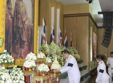 เข้าร่วมพิธีวางพานพุ่มถวายราชสักการะ ... พารามิเตอร์รูปภาพ 1