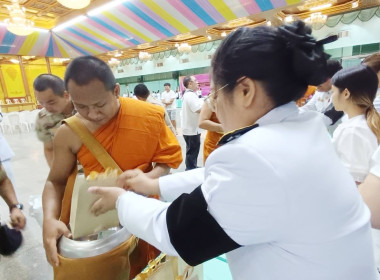 เข้าร่วมพิธีทำบุญตักบาตรและพิธีสวดพระพุทธมนต์ถวายพระราชกุศลเนื่องในโอกาสการประกาศยกย่องพระเกียรติคุณพระราชกรณียกิจในวาระครบ 100 ปี ... พารามิเตอร์รูปภาพ 2