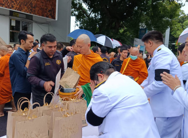 พิธีเจริญพระพุทธมนต์และทำบุญตักบาตรถวายพระราชกุศล ... พารามิเตอร์รูปภาพ 3