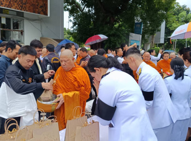 พิธีเจริญพระพุทธมนต์และทำบุญตักบาตรถวายพระราชกุศล ... พารามิเตอร์รูปภาพ 4