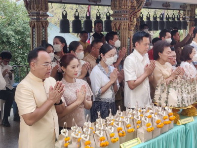 เข้าร่วมพิธีทำบุญตักบาตรและถวายสังฆทานแด่พระสงฆ์ ... พารามิเตอร์รูปภาพ 1