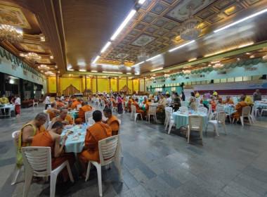 เข้าร่วมพิธีถวายภัตตาหารและเครื่องเขียนพระราชทาน ... พารามิเตอร์รูปภาพ 5