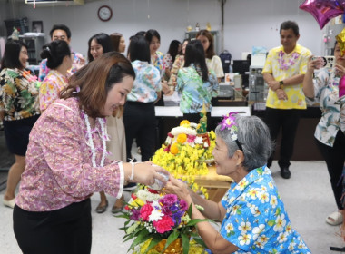 ร่วมกิจกรรมสรงน้ำพระและรดน้ำขอพรจากผู้ใหญ่ ... พารามิเตอร์รูปภาพ 7