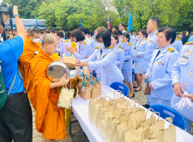 เข้าร่วมพิธีเจริญพระพุทธมนต์และทำบุญตักบาตรถวายพระราชกุศล ... พารามิเตอร์รูปภาพ 2